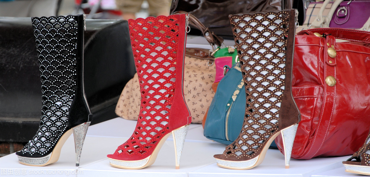 零售時(shí)尚 從便利店到百貨店，黑紅皮革鞋履的多元銷售版圖